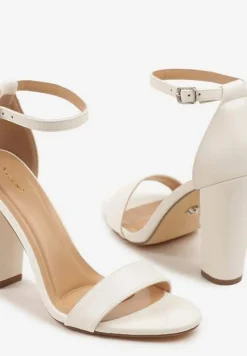 Białe Sandały Vices na Słupku w Klasycznym Stylu Feve