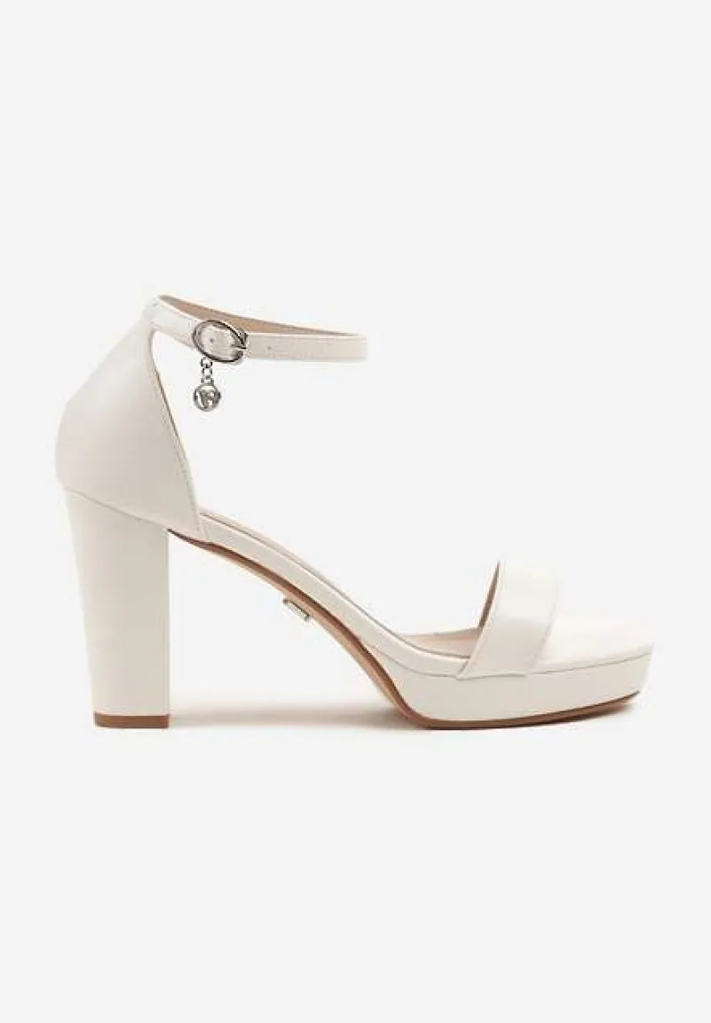 Białe Sandały Vices na Słupkowym Obcasie z Paskiem Wokół Kostki Maritira