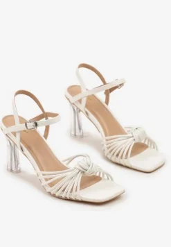 Białe Sandały Vices na Transparentnym Słupku z Supełkiem Saradina