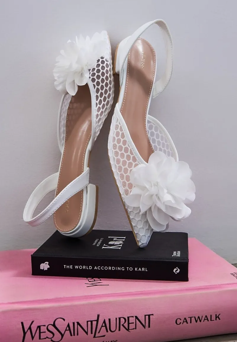 Białe Sandały Vices Slingback z Siateczkową Cholewką Ozdobione Kwiatem 3D Lilivora