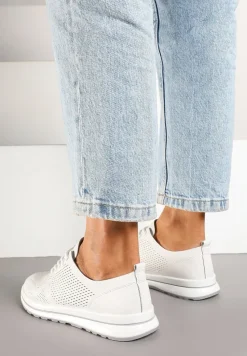 Białe Skórzane Buty Sportowe na Płaskiej Podeszwie ze Skórzaną Wkładką Ozdobione Perforacją Falali