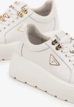 Białe Skórzane Sneakersy na Platformie Ozdobione Aplikacją Doliresa