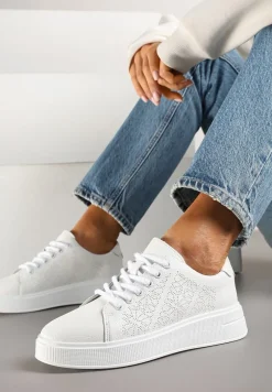 Białe Skórzane Sneakersy w Stylu Tenisówek Zdobione Perforacją Korelevia