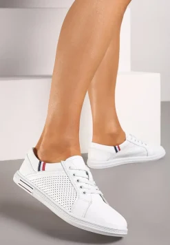 Białe Skórzane Tenisówki na Płaskiej Podeszwie z Ozdobnymi Sznurówkami i Perforacją Yerbia