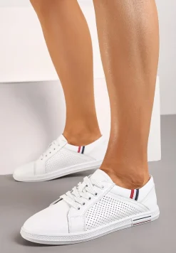 Białe Skórzane Tenisówki na Płaskiej Podeszwie z Ozdobnymi Sznurówkami i Perforacją Yerbia