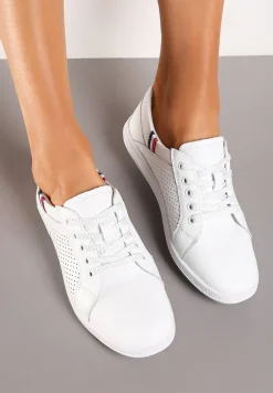 Białe Skórzane Tenisówki na Płaskiej Podeszwie z Ozdobnymi Sznurówkami i Perforacją Yerbia