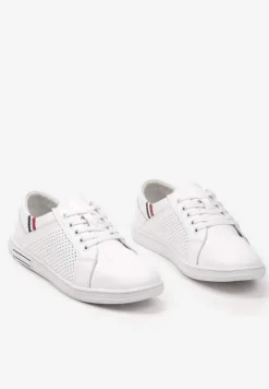 Białe Skórzane Tenisówki na Płaskiej Podeszwie z Ozdobnymi Sznurówkami i Perforacją Yerbia