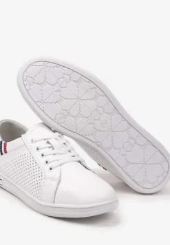 Białe Skórzane Tenisówki na Płaskiej Podeszwie z Ozdobnymi Sznurówkami i Perforacją Yerbia