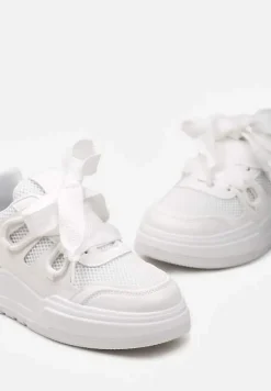 Białe Sneakersy na Grubej Podeszwie z Ozdobnymi Sznurówkami Zeldema