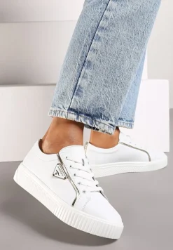 Białe Sneakersy na Płaskiej Podeszwie ze Skóry z Metaliczną Ozdobą Melabra