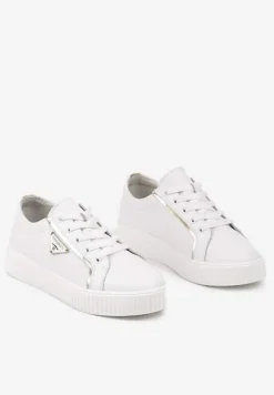 Białe Sneakersy na Płaskiej Podeszwie ze Skóry z Metaliczną Ozdobą Melabra