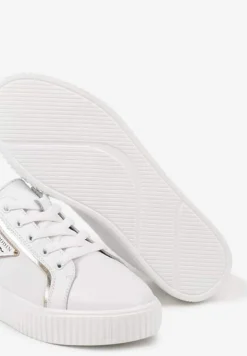 Białe Sneakersy na Płaskiej Podeszwie ze Skóry z Metaliczną Ozdobą Melabra