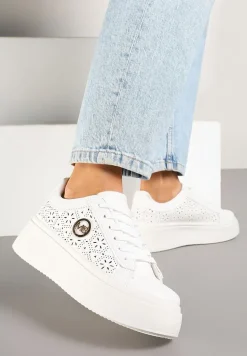 Białe Sneakersy na Platformie z Ażurowym Zdobieniem i Aplikacją Dalirnna