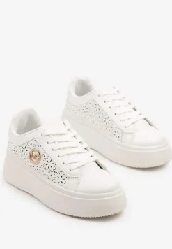 Białe Sneakersy na Platformie z Ażurowym Zdobieniem i Aplikacją Dalirnna