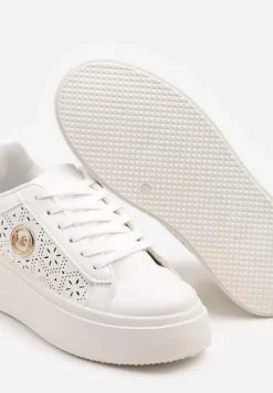 Białe Sneakersy na Platformie z Ażurowym Zdobieniem i Aplikacją Dalirnna