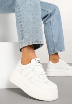 Białe Sneakersy na Platformie Ozdobione Paskami i Perforacją Fonadel