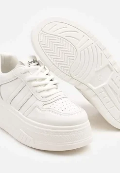 Białe Sneakersy na Platformie Ozdobione Paskami i Perforacją Fonadel