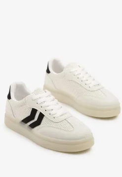 Białe Sneakersy Ozdobione Paskami Sadleane