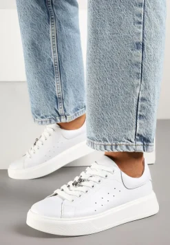 Białe Sneakersy Skórzane z Metaliczną Aplikacją i Perforacją Xalzeki