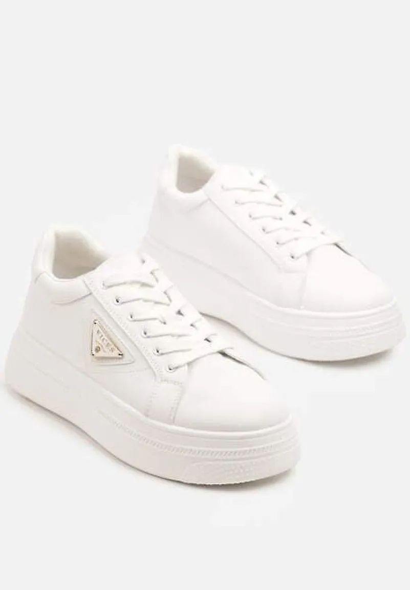 Białe Sneakersy Vices na Grubej Podeszwie Zdobione Aplikacją Aranellis