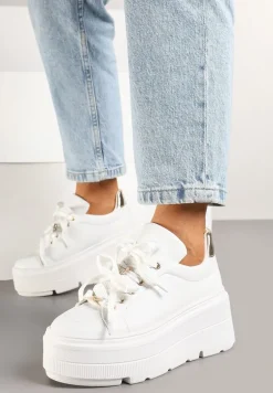 Białe Sneakersy Vices na Płaskiej Podeszwie z Metalicznymi Ozdobami i Sznurowaniem Neladith