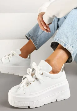 Białe Sneakersy Vices na Płaskiej Podeszwie z Metalicznymi Ozdobami i Sznurowaniem Neladith