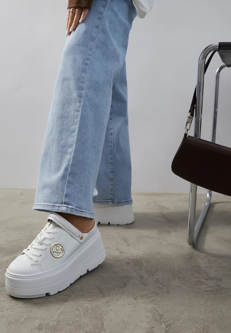 Białe Sneakersy Vices na Platformie z Tłoczeniem Paskiem na Pięcie i Metaliczną Aplikacją Selfedi