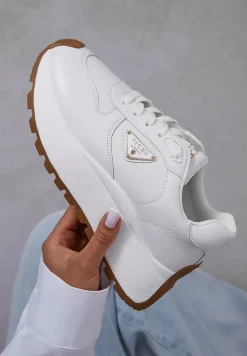 Białe Sneakersy Vices na Platformie Ozdobione Metaliczną Aplikacją Nelviera