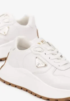 Białe Sneakersy Vices na Platformie Ozdobione Metaliczną Aplikacją Nelviera