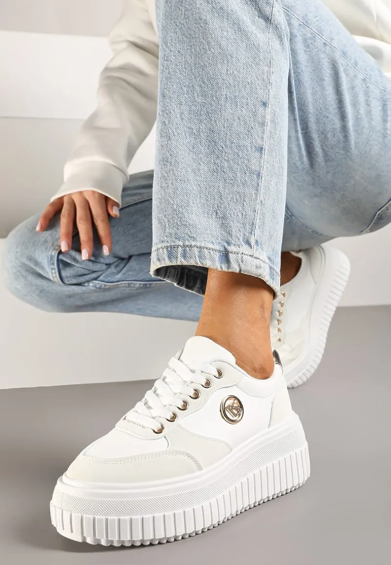 Białe Sneakersy Vices na Platformie z Tłoczeniem Ozdobione Metaliczną Aplikacją Eriri