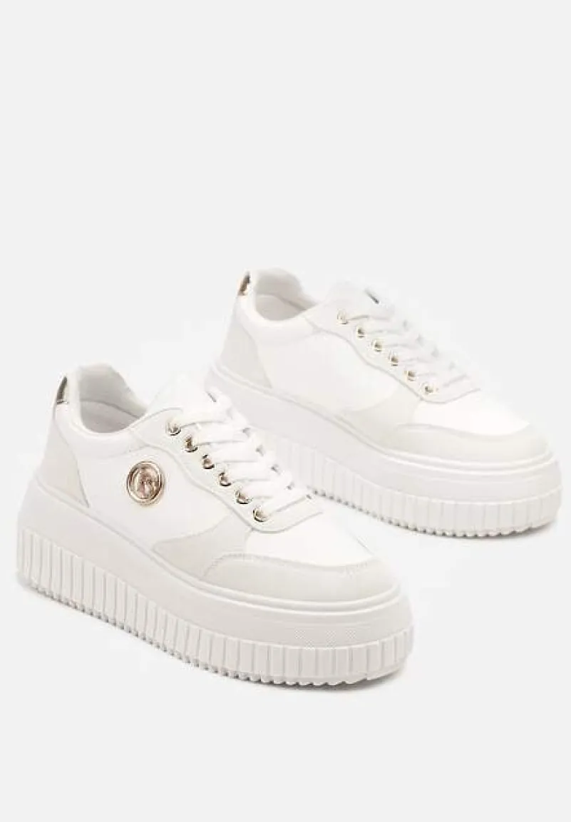 Białe Sneakersy Vices na Platformie z Tłoczeniem Ozdobione Metaliczną Aplikacją Eriri