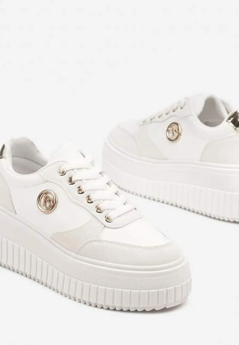 Białe Sneakersy Vices na Platformie z Tłoczeniem Ozdobione Metaliczną Aplikacją Eriri