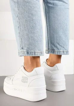 Białe Sneakersy Vices na Platformie Ozdobione Metalicznymi Aplikacjami Nelanil