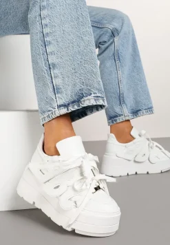 Białe Sneakersy Vices na Płaskiej Podeszwie z Geometryczną Aplikacją Nelenith