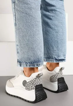Białe Sneakersy Vices na Platformie Ozdobione Naszywką i Panterką Selothiel