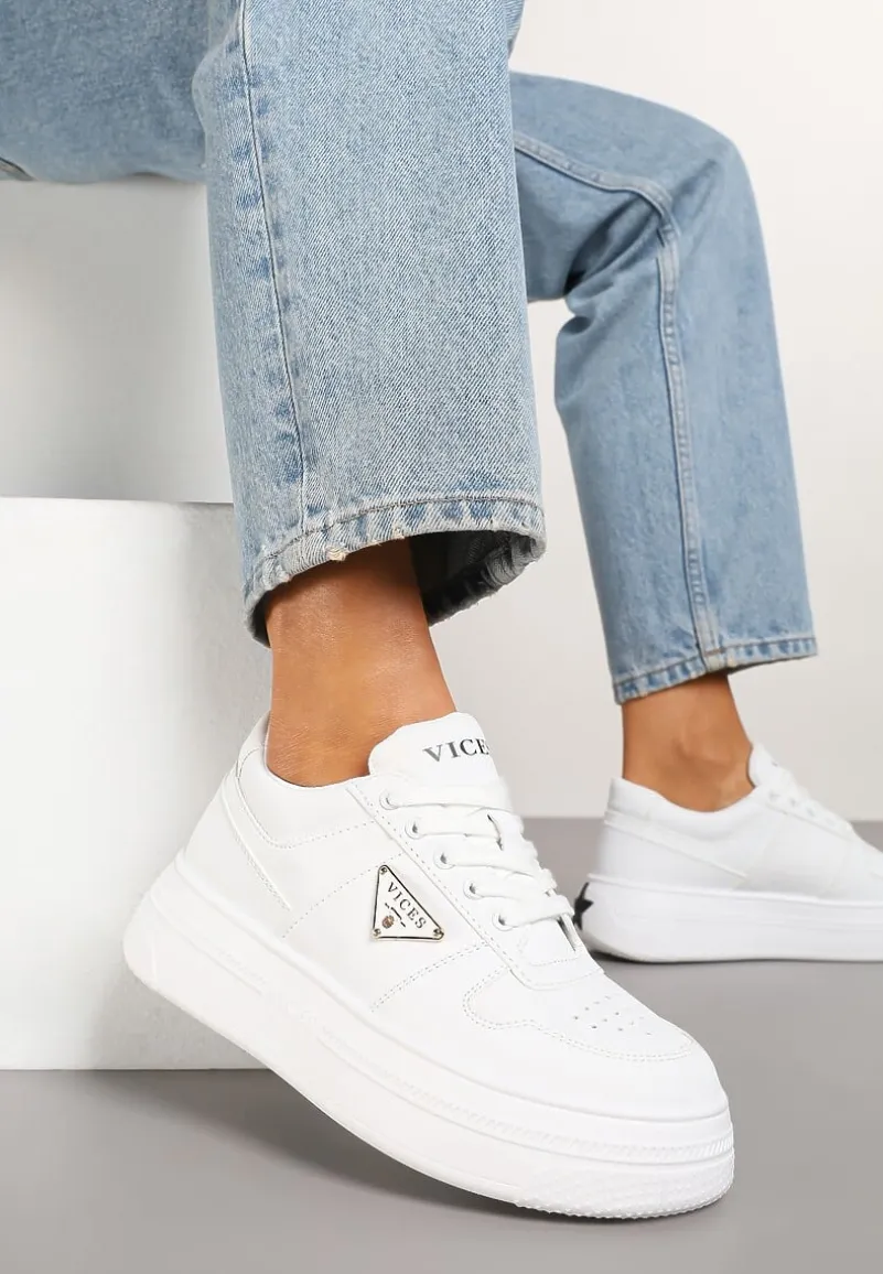 Białe Sneakersy Vices na Platformie z Perforacją i Geometryczną Aplikacją Vilvesia