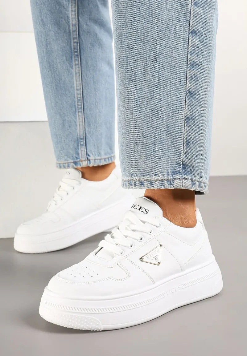 Białe Sneakersy Vices na Platformie z Perforacją i Geometryczną Aplikacją Vilvesia