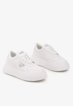 Białe Sneakersy Vices na Platformie z Perforacją i Geometryczną Aplikacją Vilvesia