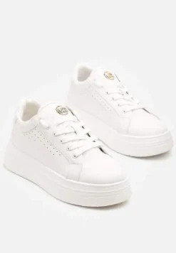 Białe Sneakersy Vices na Platformie Ozdobione Napisem i Perforacją Nonaritha