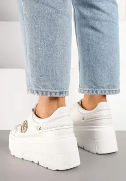 Białe Sneakersy Vices na Platformie Ozdobione Metaliczną Aplikacją Tatellia