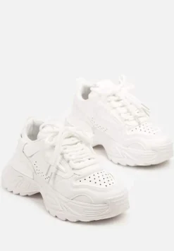 Białe Sneakersy w Streetwearowym Stylu na Tłoczonej Podeszwie Nelasea