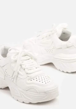 Białe Sneakersy w Streetwearowym Stylu na Tłoczonej Podeszwie Nelasea