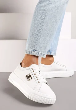 Białe Sneakersy ze Skóry Naturalnej na Grubej Podeszwie z Metalowym Detalem Evoniah