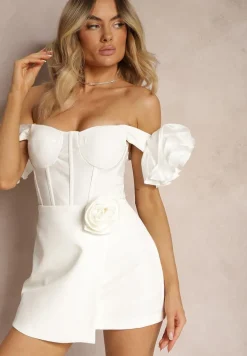 Białe Spódnico-Spodenki Mini z Zakładką i Aplikacją w Kształcie Róży Pholia