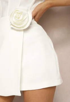 Białe Spódnico-Spodenki Mini z Zakładką i Aplikacją w Kształcie Róży Pholia