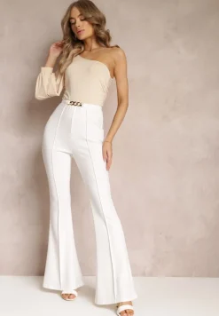 Białe Spodnie z Rozszerzanymi Nogawkami i Łańcuchem Banni
