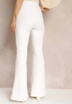 Białe Spodnie z Rozszerzanymi Nogawkami i Łańcuchem Banni