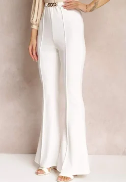 Białe Spodnie z Rozszerzanymi Nogawkami i Łańcuchem Banni