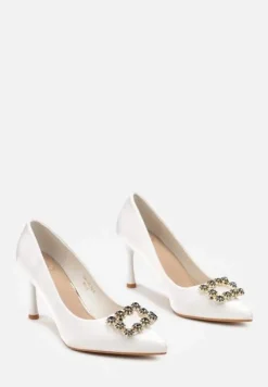 Białe Szpilki z Metalicznym Połyskiem i Klamrą z Kryształkami Luneve