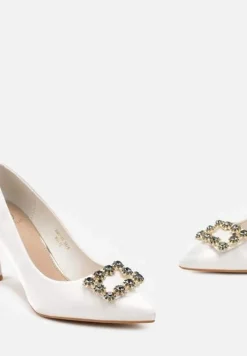 Białe Szpilki z Metalicznym Połyskiem i Klamrą z Kryształkami Luneve